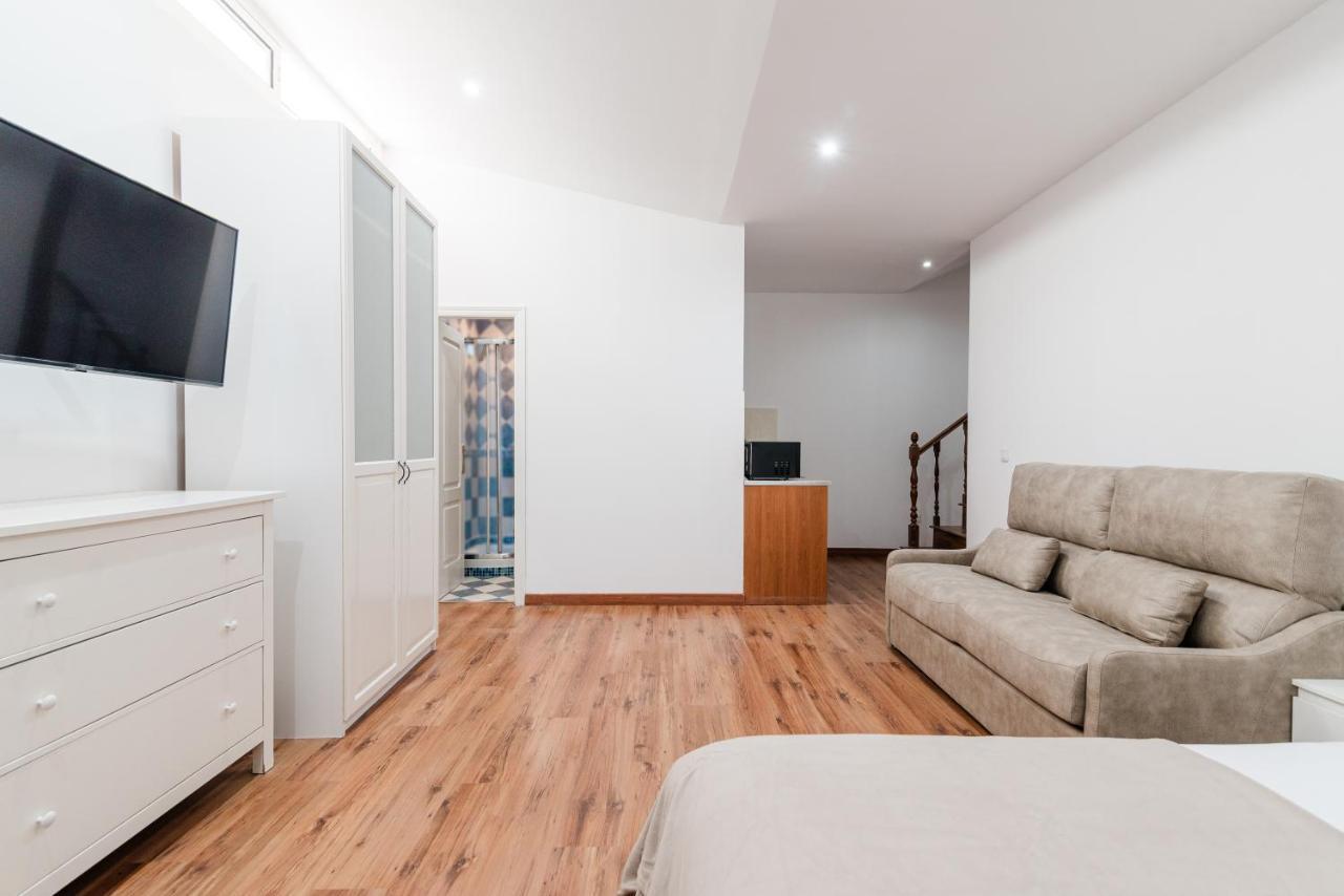 Comfortable 4-Bedroom Villa With Private Gardens 아데제 외부 사진