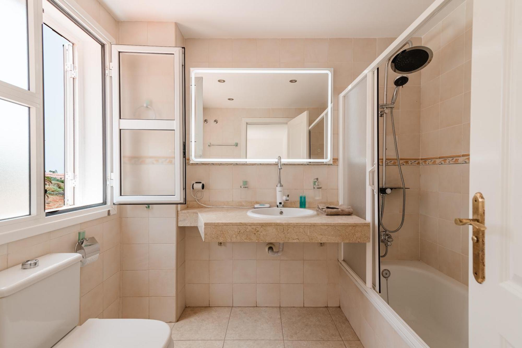 Comfortable 4-Bedroom Villa With Private Gardens 아데제 외부 사진