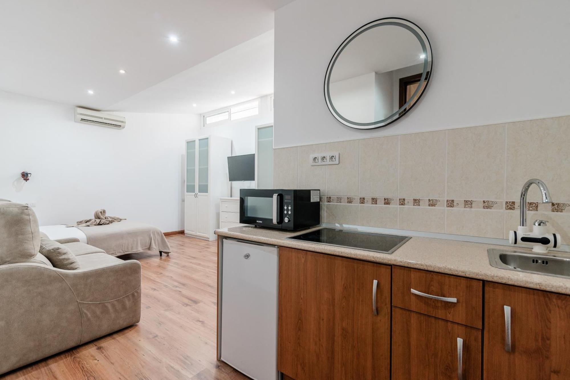 Comfortable 4-Bedroom Villa With Private Gardens 아데제 외부 사진