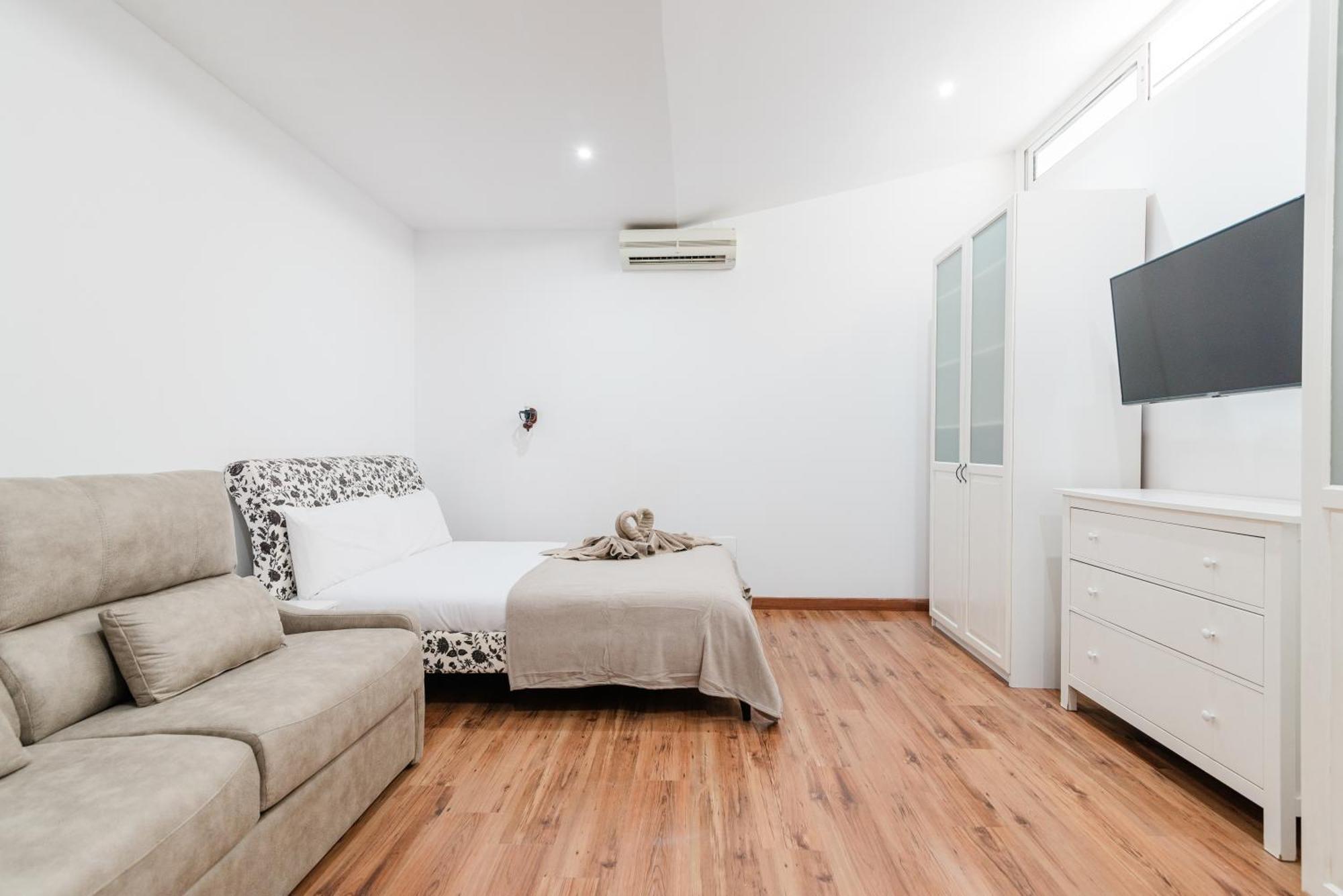Comfortable 4-Bedroom Villa With Private Gardens 아데제 외부 사진