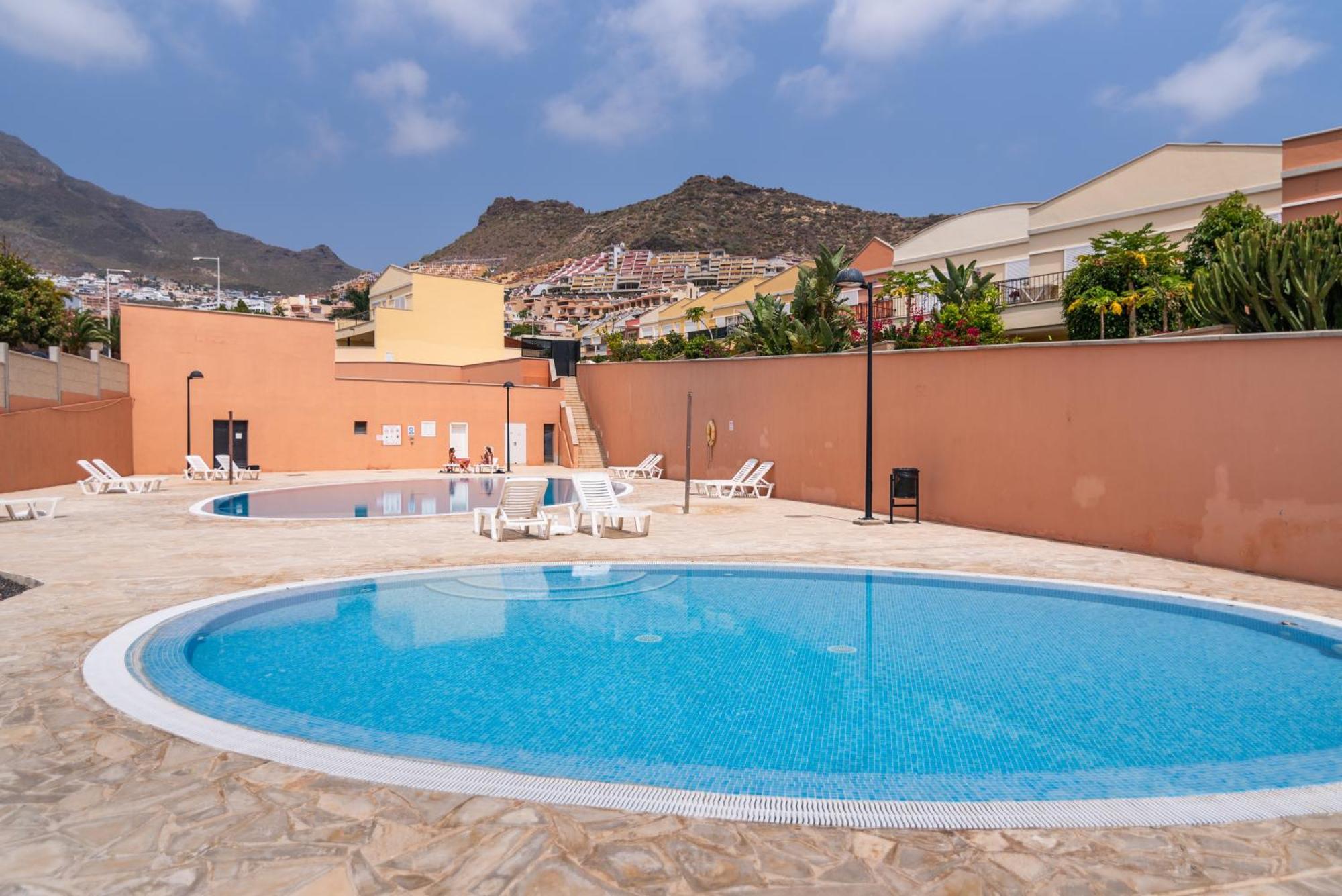 Comfortable 4-Bedroom Villa With Private Gardens 아데제 외부 사진
