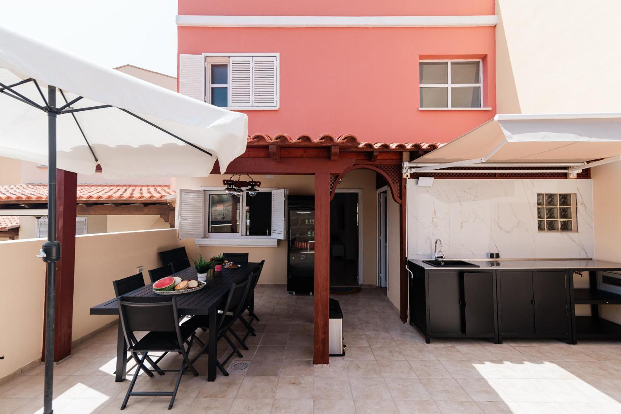 Comfortable 4-Bedroom Villa With Private Gardens 아데제 외부 사진